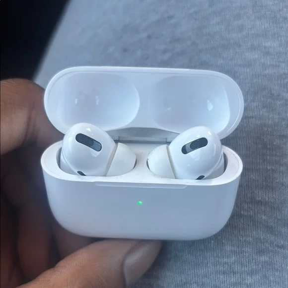 Apple White Earbud Headphones Wireless Charging Case Earbud Headphones